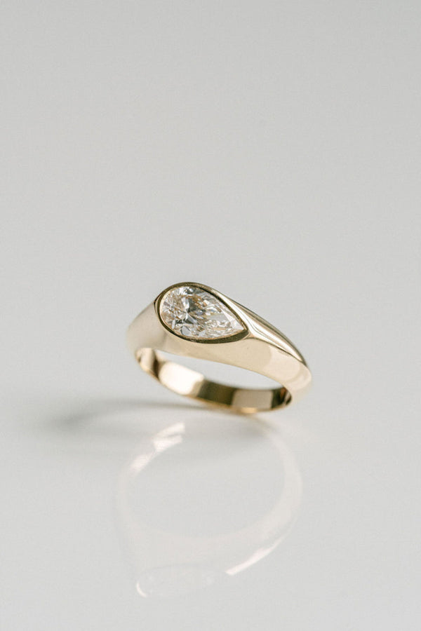 1.0CT-2.0CT Pear Cut Moissanite Unique Diamond Flush Engagement Ring