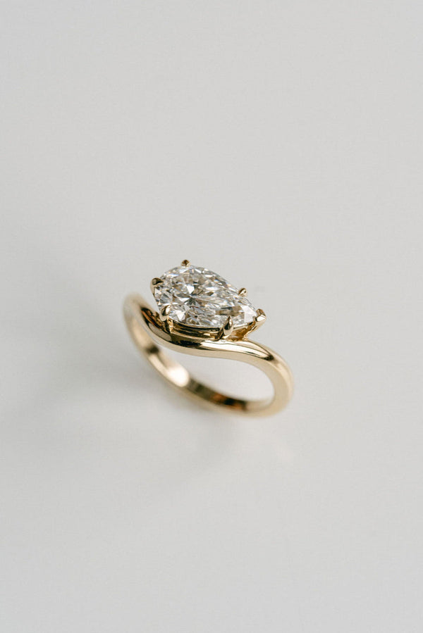 1.0CT-3.0CT Pear Cut Moissanite Diamond Unique Solitaire Engagement Ring