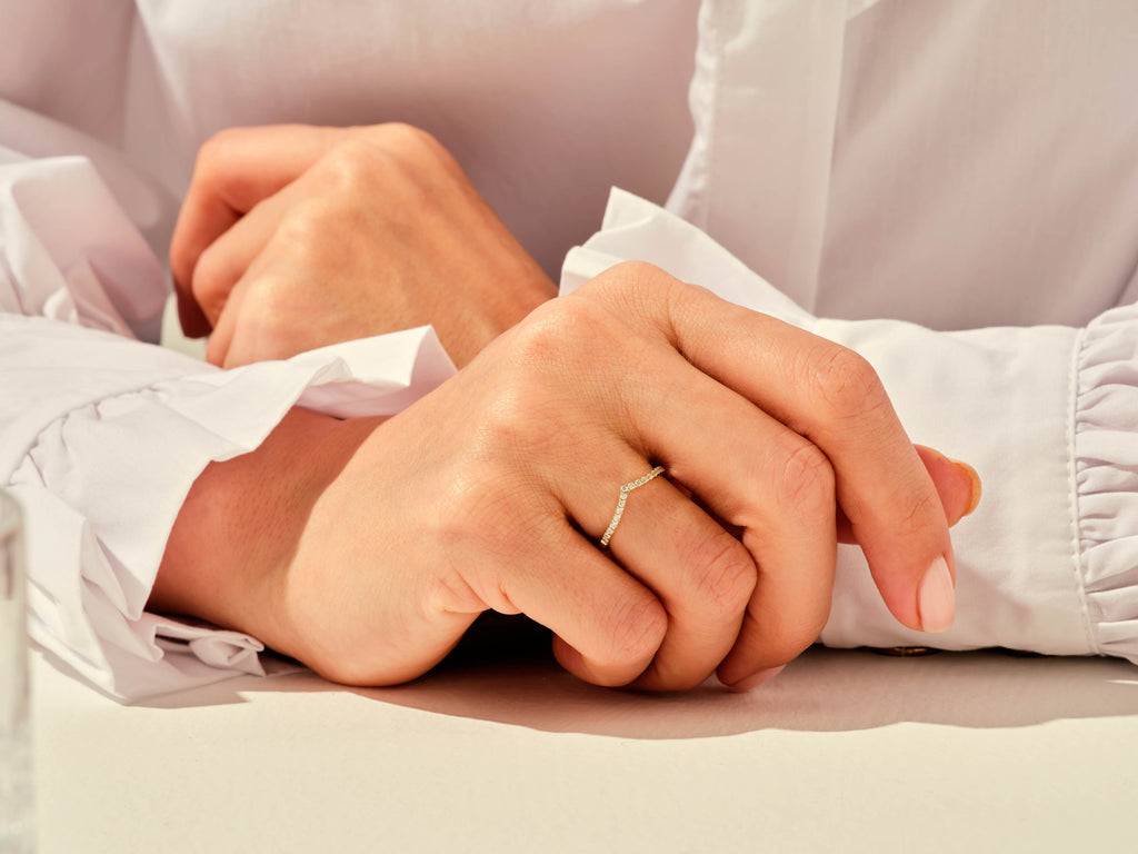 round cut curved diamond cvd ef/vvs wedding band