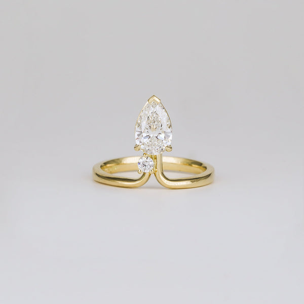 1.0CT-2.0CT Pear Cut Moissanite Diamond Unique Engagement Ring