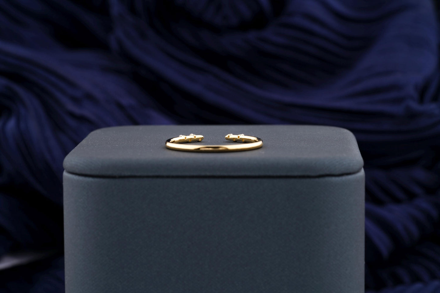 0.04ct round cut open cvd ef/vvs diamond wedding band for her