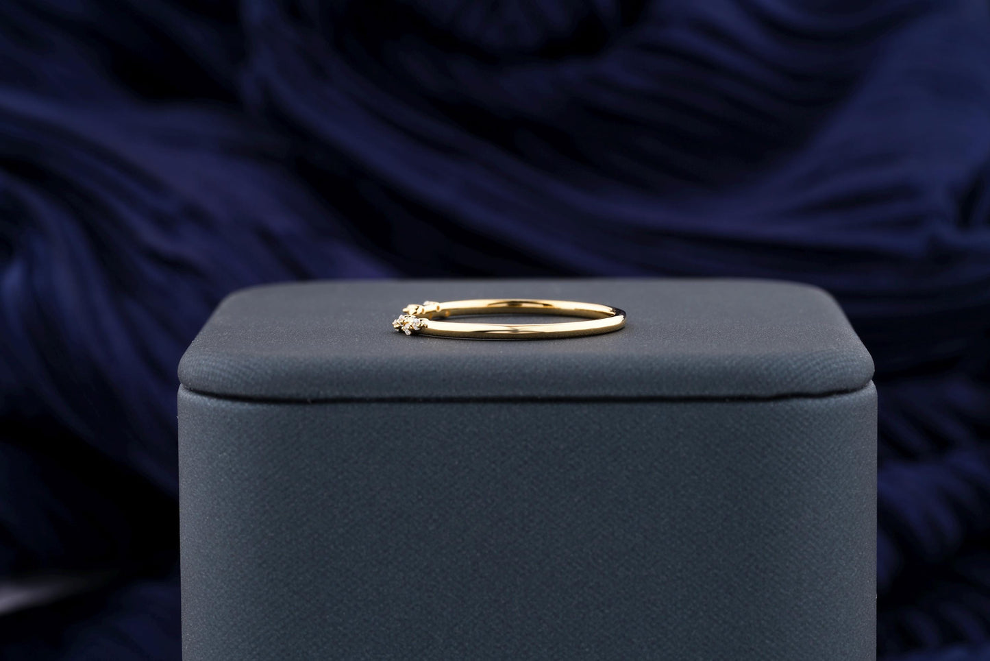 0.04ct round cut open cvd ef/vvs diamond wedding band for her